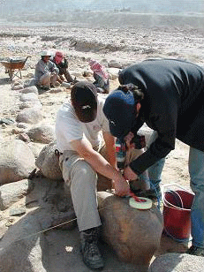 Testbohrungen an granitischen Steinen der Wasserbauanlagen im Umfeld des Tall Hujayrat al Ghuzlan bei Aqaba, Jordanien